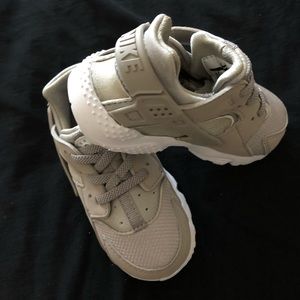 Nike Hiarache Grey and White Toddler
